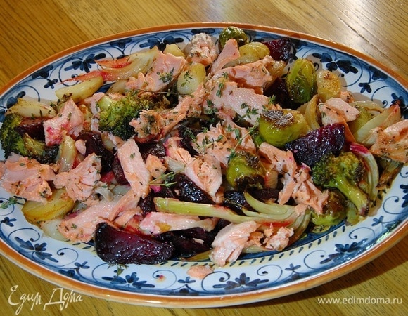 Осенний салат с запеченной семгой, фенхелем, брокколи и брюссельской капустой