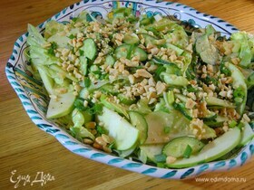 Салат с авокадо, сельдереем, зеленым яблоком и арахисом Салат с авокадо, сельдереем, зеленым яблоком и арахисом