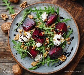Салат с печёной свёклой, козьим сыром и грецким орехом