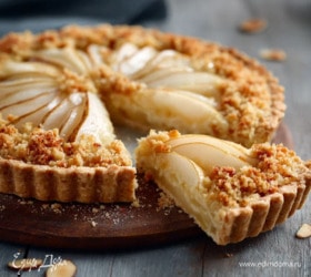 Грушевый пирог с миндальной крошкой