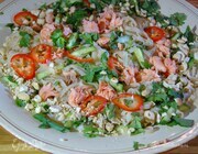 Рисовая лапша с копченой форелью, кешью и огурцом