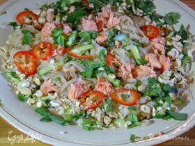 Рисовая лапша с копченой форелью, кешью и огурцом