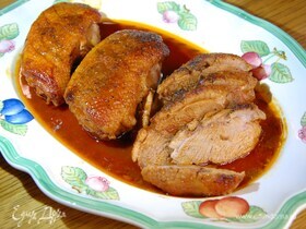 Утиные грудки, запеченные под острым томатным соусом с рисовым вином и медом Утиные грудки, запеченные под острым томатным соусом с рисовым вином и медом