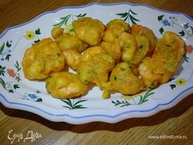 Креветки в кляре с перцем чили, зеленым луком и куркумой