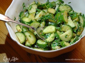 Огуречный салат с имбирно-лаймовой заправкой Огуречный салат с имбирно-лаймовой заправкой