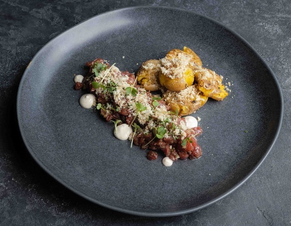 Тартар из говядины с астраханской воблой и запеченным картофелем