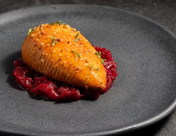 Рулад из индейки с чатни из красных слив