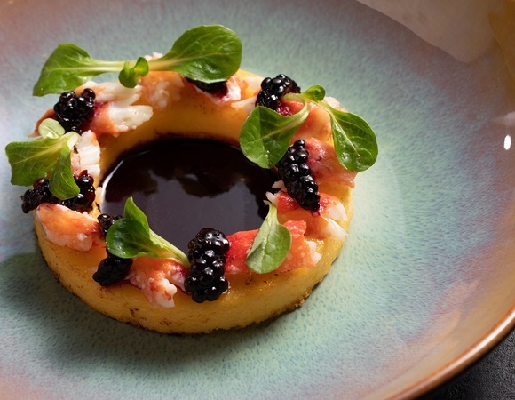 Полента с крабом и ежевичным соусом