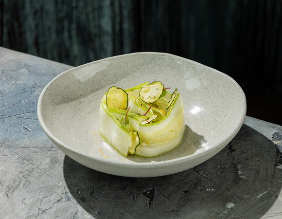 Карпаччо из юного кабачка с чипсами из кабачка и щавелевой сальсой
