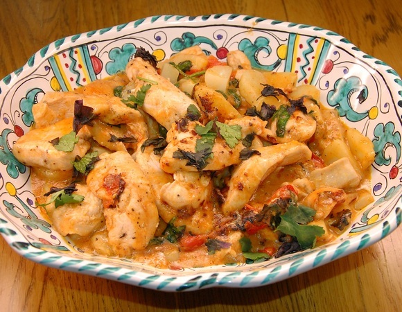 Куриное филе в воке с картофелем, помидорами черри и голубым сыром Куриное филе в воке с картофелем, помидорами черри и голубым сыром