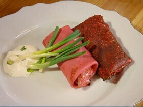 Свекольные блинчики с селедкой, зеленым луком и сметаной