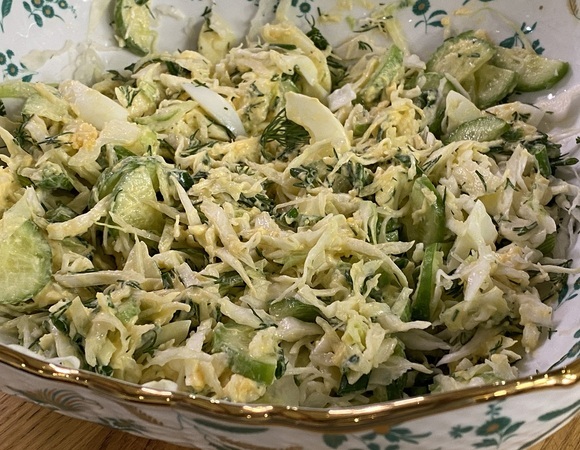 Салат из молодой капусты и огурцов с заправкой на желтках Салат из молодой капусты и огурцов с заправкой на желтках