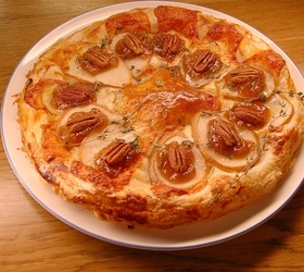 Слоеный тарт с грушами, сыром и орехами пекан