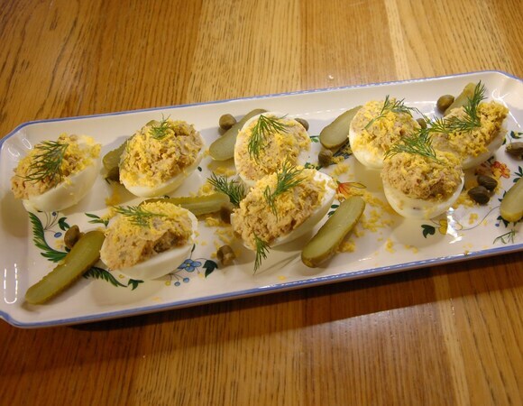 Яйца, фаршированные сардинами, корнишонами и каперсами