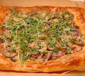 Грибная закуска на тесте с артишоками, сыром и руколой