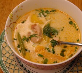 Азиатский суп с курицей, тыквой, сладким перцем и карри