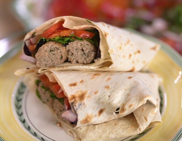 Бараньи колбаски в лаваше с помидорами и маринованным луком