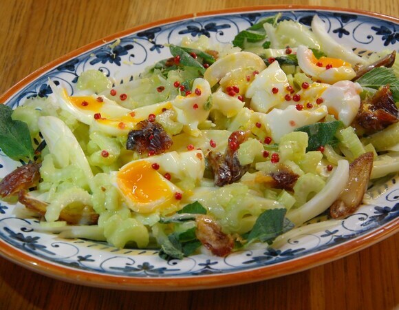 Салат из фенхеля, сельдерея и фиников с заправкой тахини