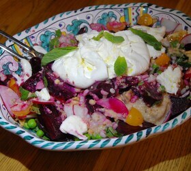 Салат из перловки с зеленым горошком, бурратой и ореховой заправкой