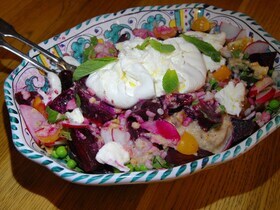 Салат из перловки с зеленым горошком, бурратой и ореховой заправкой