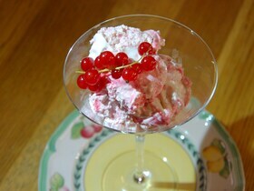 Мороженое с белым шоколадом и красной смородиной