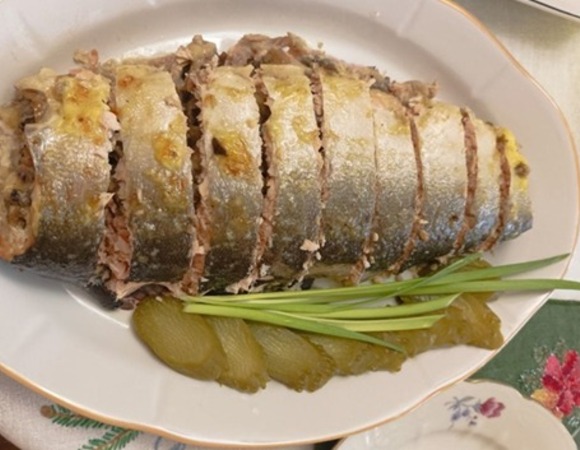 Горбуша, фаршированная грибами и сыром