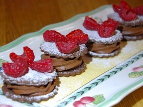 Песочное печенье с шоколадным кремом и свежей малиной