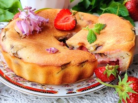 Наливной пирог с клубникой и щавелем