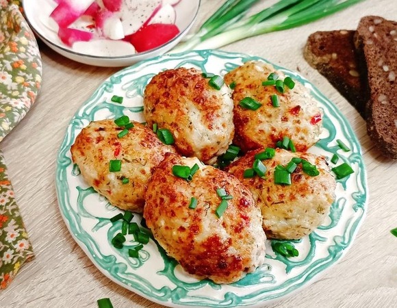 Куриные котлеты с творогом и маринованным огурцом