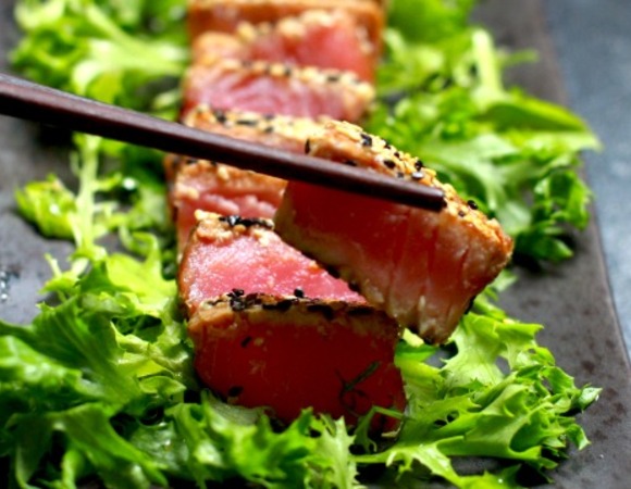 Тунец в кунжутной корочке