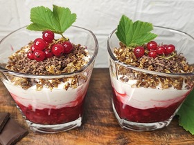 Красносмородиновый бархат с хрустящей крошкой и кремом из ряженки