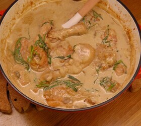 Куриные окорочка, томленные в вине с шалотом и белыми грибами Куриные окорочка, томленные в вине с шалотом и белыми грибами