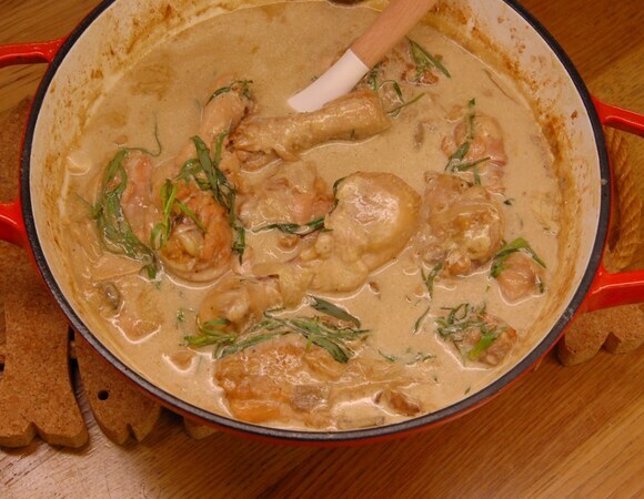 Куриные окорочка, томленные в вине с шалотом и белыми грибами