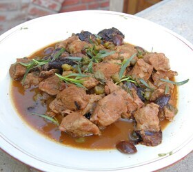 Свиная вырезка с черносливом, оливками и каперсами Свиная вырезка с черносливом, оливками и каперсами