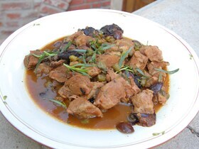 Свиная вырезка с черносливом, оливками и каперсами
