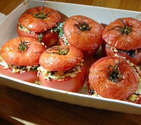 Помидоры, фаршированные рисом и шпинатом с оливками и кедровыми орехами Помидоры, фаршированные рисом и шпинатом с оливками и кедровыми орехами