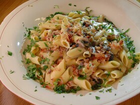 Пенне с колбасками, копченой грудинкой и грибами