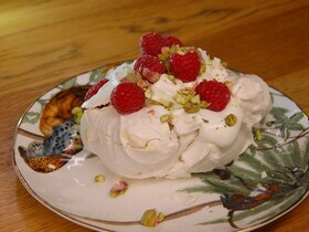 Меренги с мороженым, взбитыми сливками и малиной
