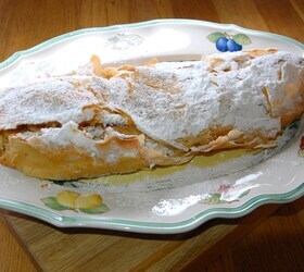 Штрудель из теста фило с яблоками, изюмом и кедровыми орехами